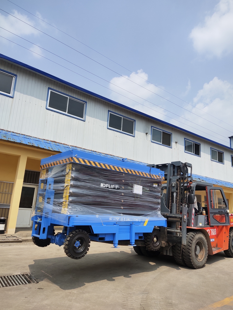 Towable scissor lift SJY ship to Oman